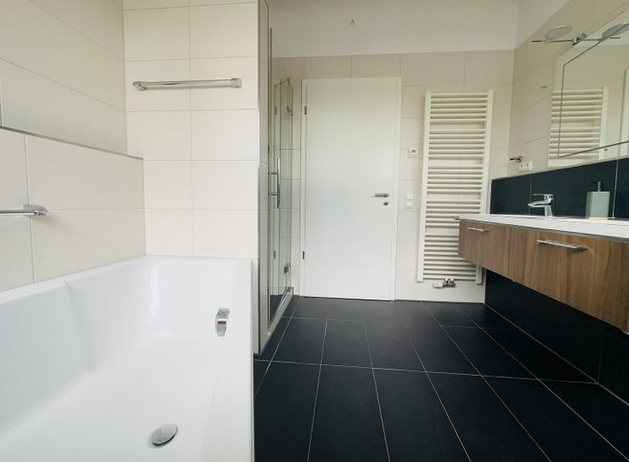 Provisionsfrei - Großzügige, lichtdurchflutete DG-Maisonette Wohnung - Fasangarten - provisionsfrei – Bad 1