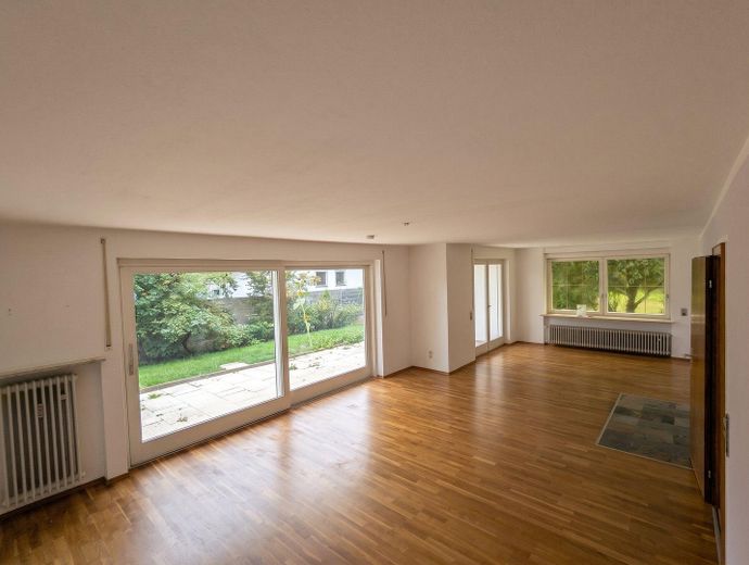 Rosenheim’de merkeze yakın bahçeli ve garajlı ikiz ev, komisyonsuz – Wohnzimmer