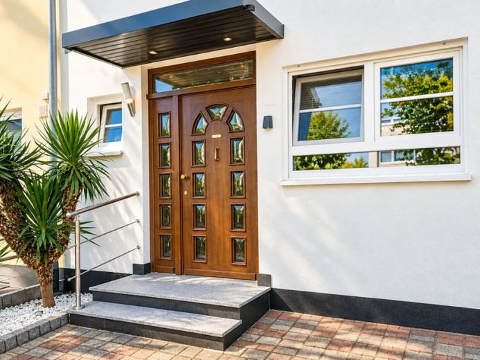 Gepflegtes Einfamilienhaus mit Garten, Garage & umfangreichen Modernisierungen – Foto 1