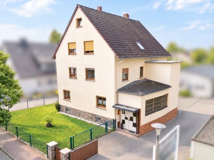 Viel Raum für Ihre Zukunft: Zweifamilienhaus mit vermieteter Einheit in Erlensee – Foto 1
