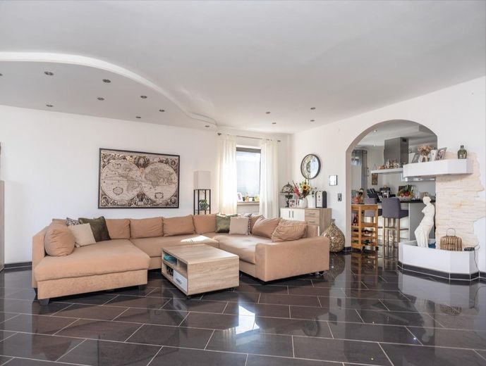 Exklusiver freistehender Bungalow mit Einliegerwohnung, Fernblick, Doppelgarage & großem Garten – Foto 3