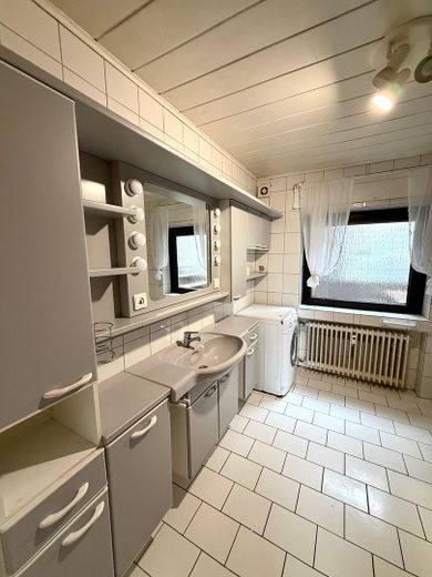 Vielseitiges Mehrfamilienhaus mit 3 Einheiten & attraktivem Baugrundstück – Badezimmer EG