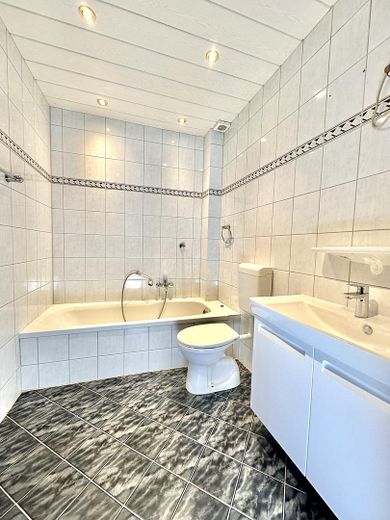 Top moderne 3 Zi Wohnung mit Balkon 2 Min vom See! – Wannenbad