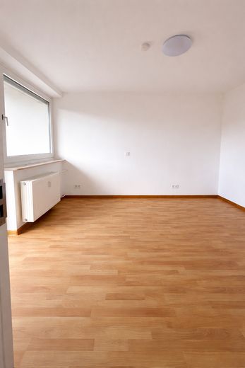 Großzügige 3-Zimmer-Wohnung mit Balkon und 2 Bädern – Warmmiete inkl. Strom & Heizkosten – Zimmer 2