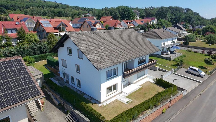 Hochwertiges Zweifamilienhaus, gehobene Ausstattung, Ausbaupotential, traumhafter Ausblick – Vorderseite Haus