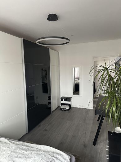Direct beschikbaar in City-West: appartement met uitzicht op de skyline + ondergrondse parkeergarage – Schlafzimmer