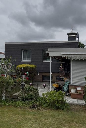 PROVISIONSFREI! Sanierungsbedürftiger Bungalow nahe Schlebusch mit erheblichen Aufstockungspotenzial – Foto Rückseite I (1. Terrasse)