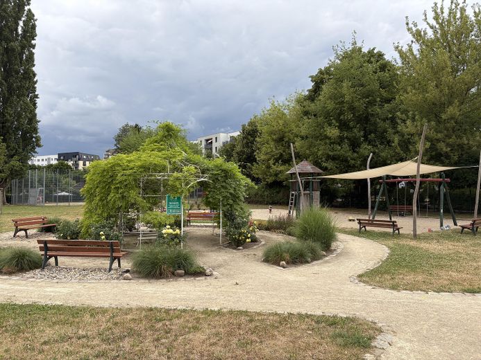 Köpenick'te bahçe parseli olan aydınlık 2,5 odalı daire – Hinterhof