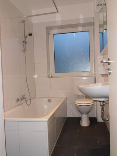 Schöne helle 2,5-Zimmerwohnung mit neuem Tageslichtduschbad und Süd-Westbalkon – Nach Sanierung