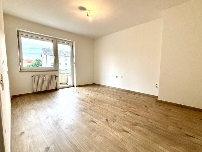 Gepflegte 3-Zimmer-Wohnung mit Balkon, Keller & Stellplatz – zentral in Freilassing – Wohnzimmer