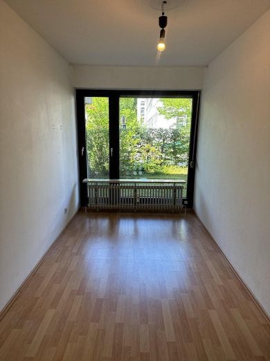 Lage, Lage, Lage! Leerstehende, provisionsfreie, renovierungsbedürftige 2-Zi-Gartenwohnung – Schlafzimmer