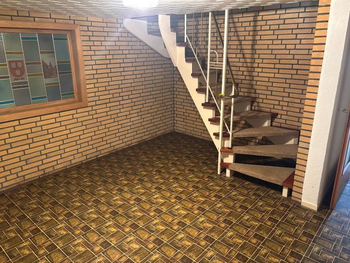 Bungalow mit großer Doppelgarage in ruhiger, zentraler Lage auf tollem Grundstück – Treppenhaus