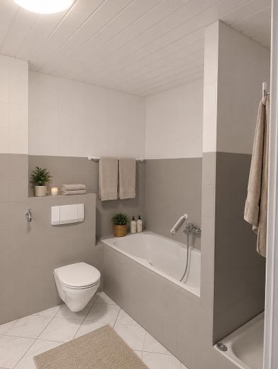 Renovierter Wohntraum mit Seeblick: 87 m² 3-Zimmer-Wohnung inkl. Einbauküche & Balkon – Einrichtungsbeispiel