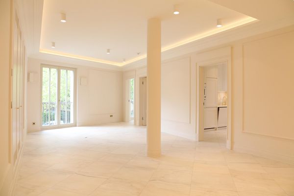 Representative commercial space in City-West – luxurious new-build · flexible use · modern building