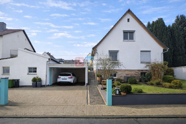 Top!! Gepflegtes Einfamilienhaus mit großem Garten, Kamin &amp; Nebengebäude – Hausansicht