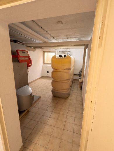 Rosenheim’de merkeze yakın bahçeli ve garajlı ikiz ev, komisyonsuz – Heizungsraum