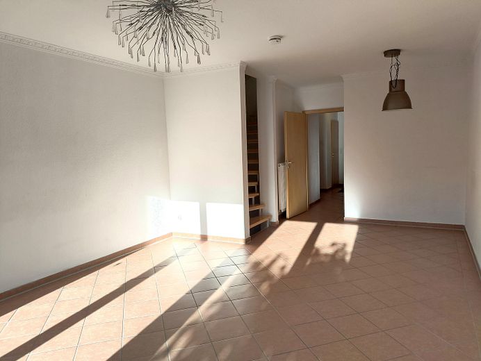 Zentrales und energieeffizientes Townhouse mit Tiefgarage und Keller – Essbereich mit Sonne