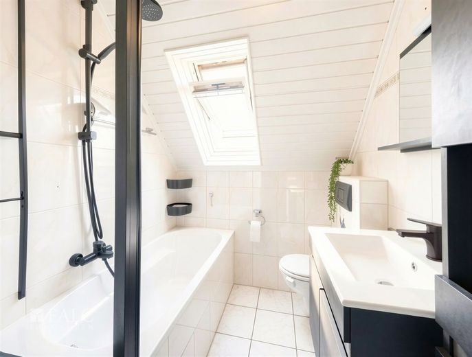 Perfekt für Familien: Haus mit Garten, Garage und Entwicklungspotenzial – Badezimmer OG