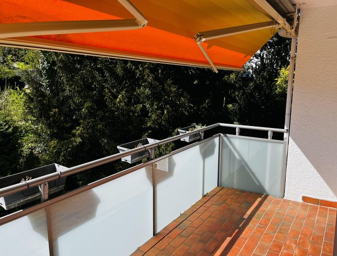 Sonniger Balkon mit Markise