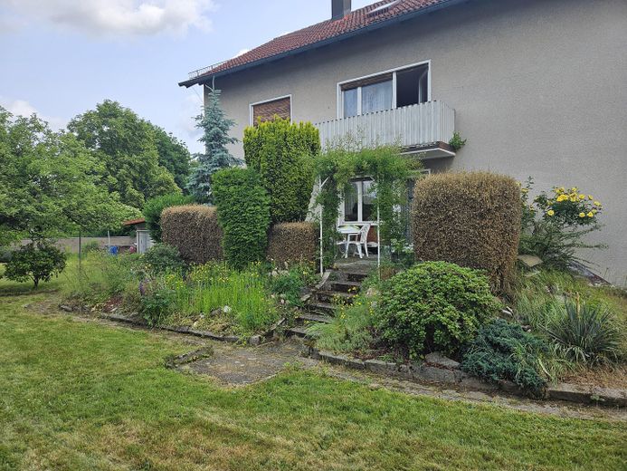 Westseite mit 16 qm Terrasse
