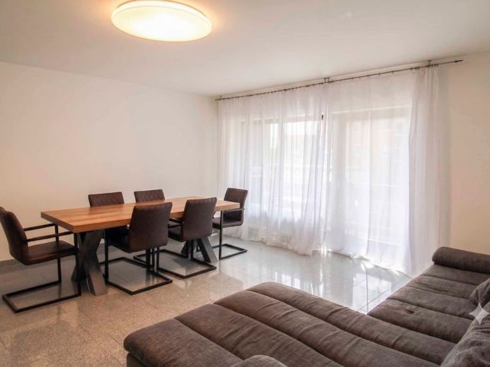 Wonen met stijl: Gemoderniseerd 4-kamerappartement met balkon, garage & Nobilia-keuken – Foto 1