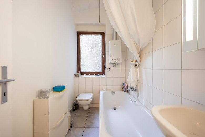 Provisionsfrei! Charmante vermietete 2-Zimmer-Altbau-Wohnung (ca.51 m²)+Balkon in der Südweststadt – Tageslichtbad