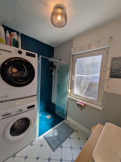Provisionsfrei: 3,5 Zimmer sanierter Altbau + separates Studio/Homeoffice nahe Marktplatz – Badezimmer Hauptwohnung 2