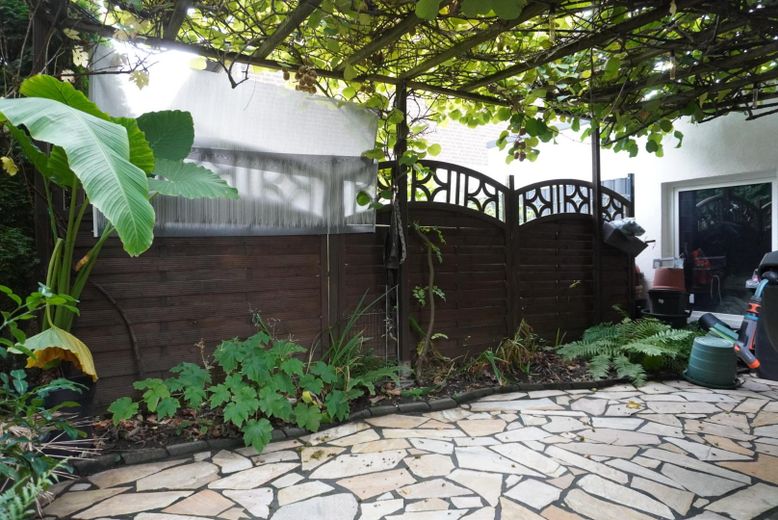 Reihenhaus, mit Doppelgarage, PV-Anlage, Speicher – Ansicht Weg zur Garage