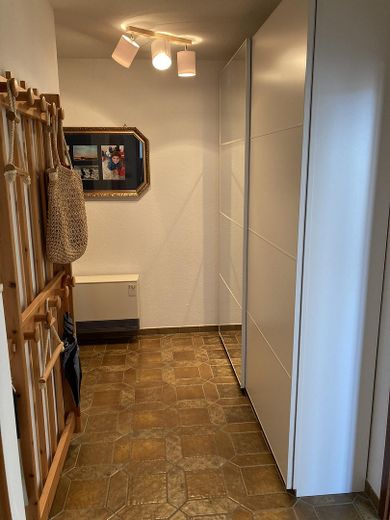 Gemütliche Ferienwohnung in Dahme mit Meerblick – Flur mit großem Schrank