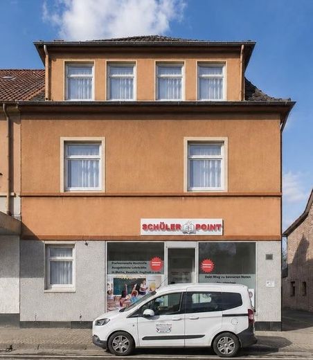 Komplett vermietetes Mehrfamilienhaus mit Gewerbe, 7 Garagen und Garten – Frontansicht
