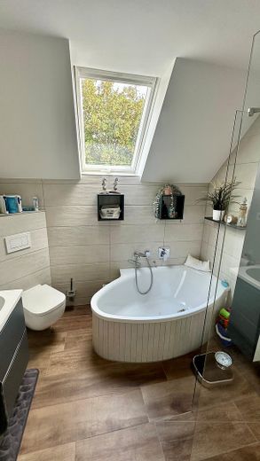 Renoviertes Haus mit Wintergarten, Garage, Werkstatt und Traumgarten - Energieeffizienz Klasse C – Badezimmer OG