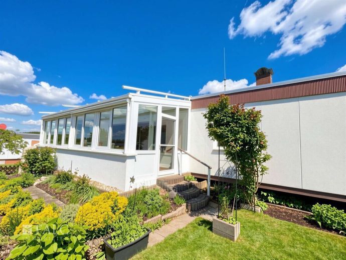 Gepflegtes Einfamilienhaus mit Wintergarten, Kamin &amp; moderner Ausstattung – Außenansicht Ein - Ausgang Wintergarten