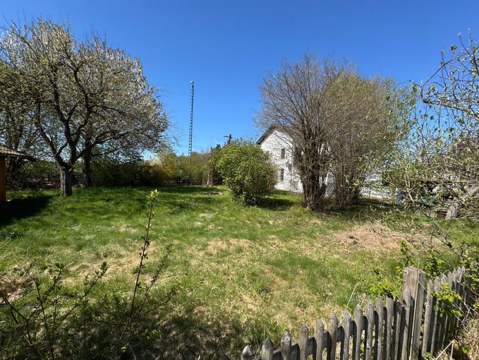 9-room two-family house on a 1080 m² plot, directly beside the railway tracks, 15 minutes by train to Munich – Garten