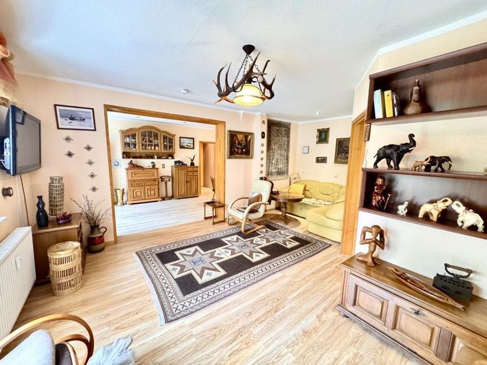 HORN IMMOBILIEN ++ großzügige Wohnung mit Terrasse und Garage in Grambow bei Löcknitz – Wohnzimmer