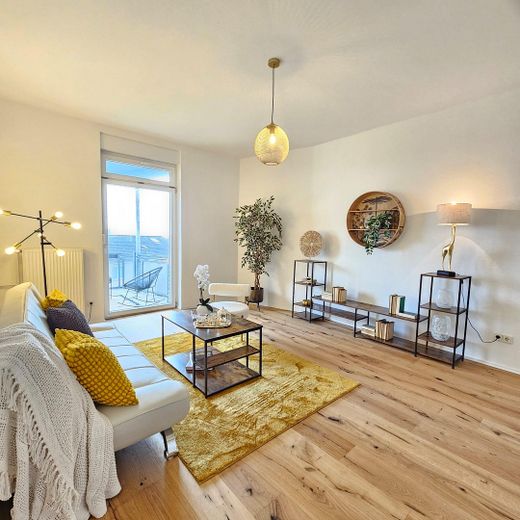 Wohnzimmer mit Balkon