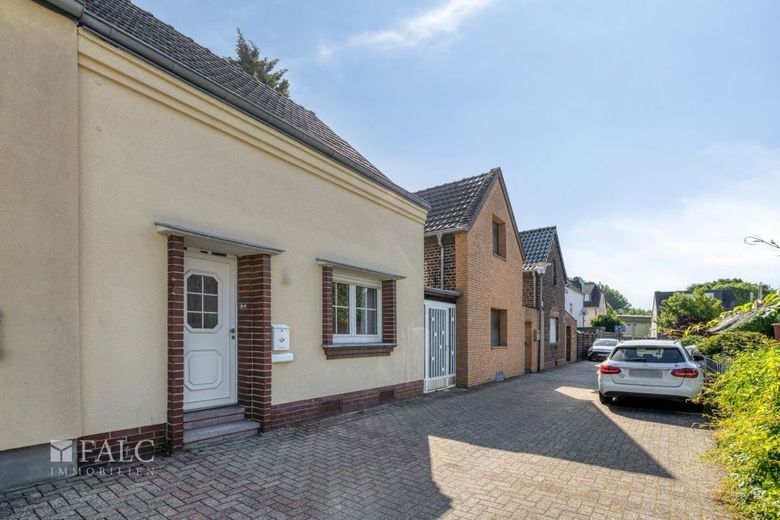 Charmantes sanierungsbedürftiges Einfamilienhaus mit Potenzial in ruhiger Lage von Worringen – Straßeansicht