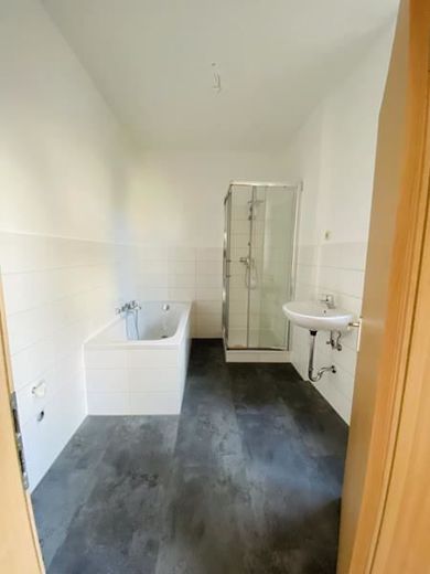 2-Zimmer mit Laminat, Wanne, Dusche und sep. WC und in zentraler Lage! – IMG_9974