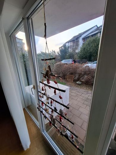 Peaceful living in Aschaffenburg-Schweinheim – well-maintained 2-room apartment with terrace & underground parking – Blick auf Terasse