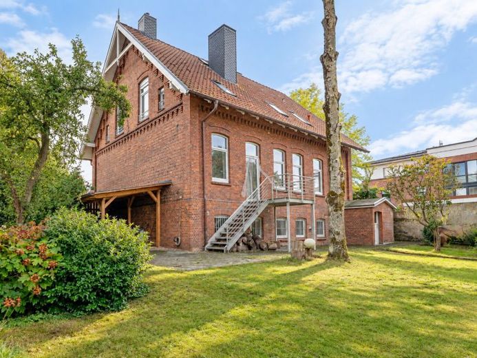 Historischer Charme trifft umfassende Modernisierung – außergewöhnliches Zweifamilienhaus mit viel Raum – Foto 1