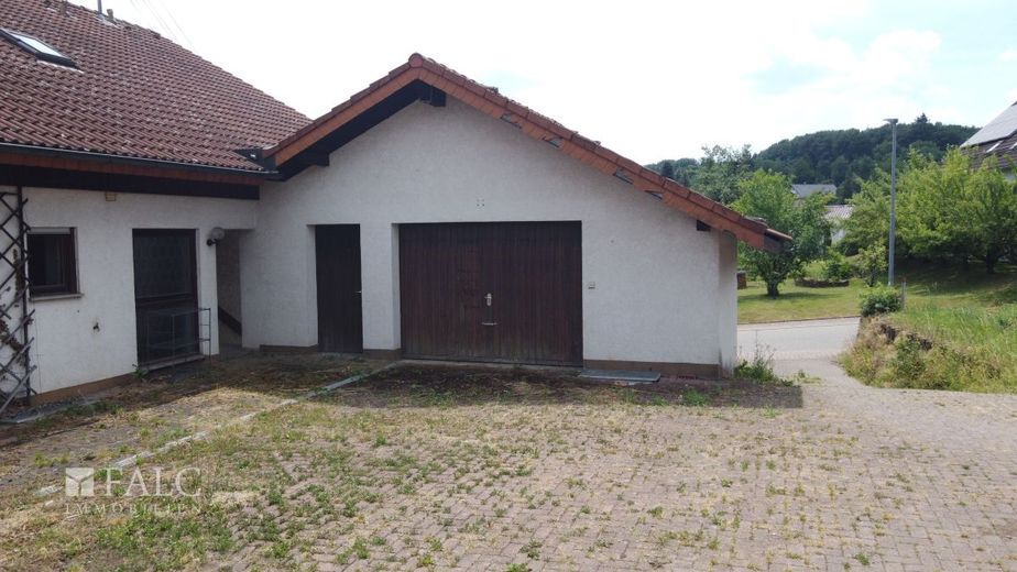 Sanierungsbedürftiges Mehrfamilienhaus in Laudenberg – Garage Hofseite