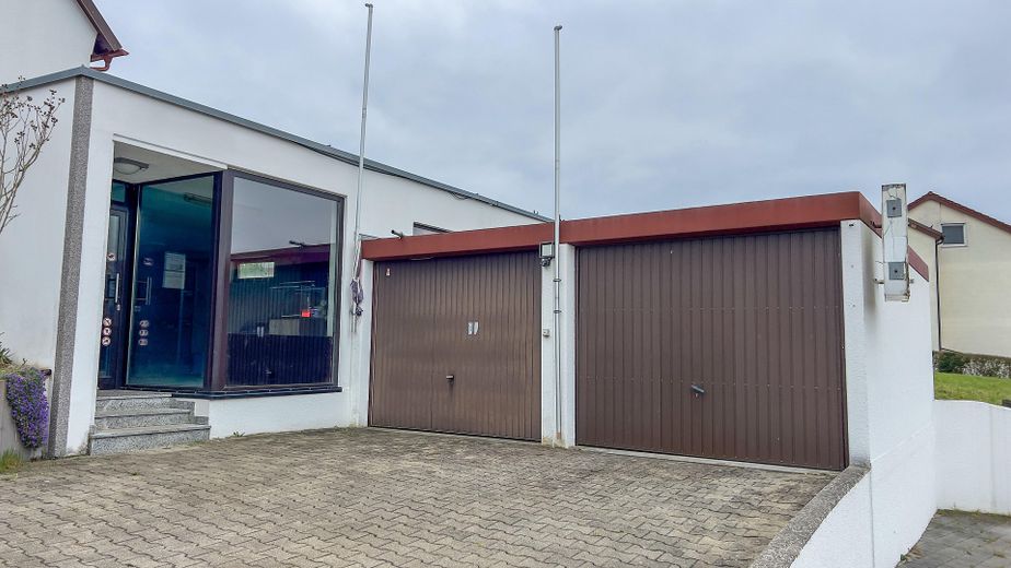 Provisionsfrei: 125 m² Wohnen + ca. 130 m² Gewerbe | Energieklasse A | 1.085 m² Grundstück – Garagen und Gewerbezugang