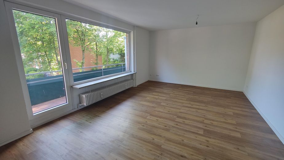 Sanierte 3-Zi.-Wohnung in guter Lage von Rahlstedt zu mieten – Wohnzimmer mit Balkon