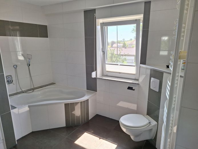 Langenau Göttingen Provisions FREIE 3,5 Zimmer Wohnung 1 OG – Bad