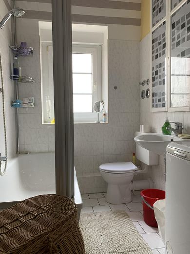 Bezugsfreie Wohnung in Baumschulenweg • Altbau • Provisionsfrei – Badezimmer