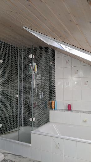 Bad mit Dusche und Badewanne