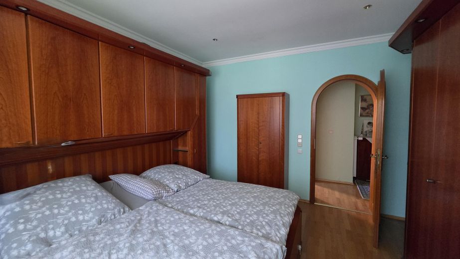 Provisionsfreies, schönes Haus mit Hauptwohnung + 2 Einliegerwohnungen. Mit schönem Garten – Schlafzimmer 2
