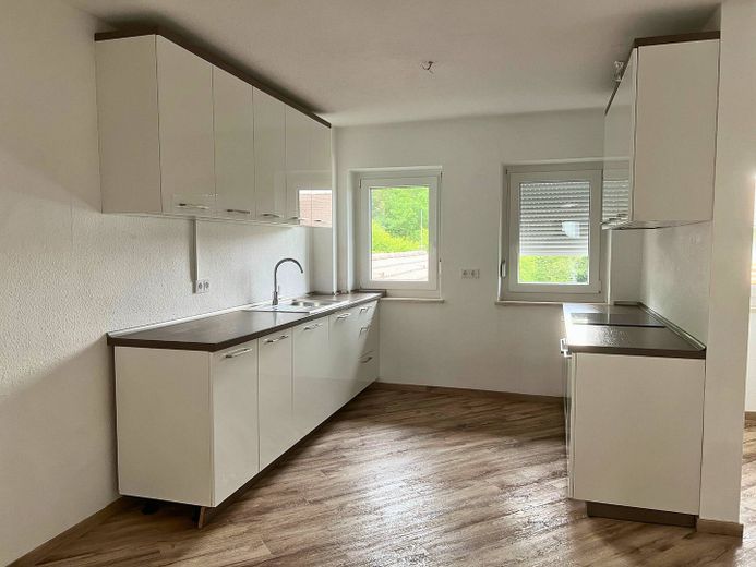 EINZIEHEN UND SPAREN: Große 3-Zimmer-Wohnung mit großem BALKON und EBK im staatlich anerkannten Naturerholungsort Lechbruck am See – Ansicht I: Küche