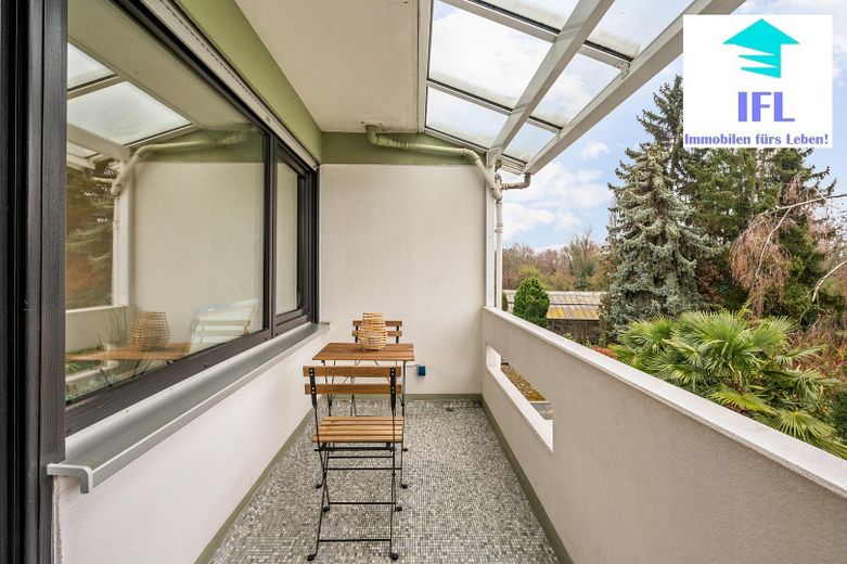 Große Loggia mit Gartenblick
