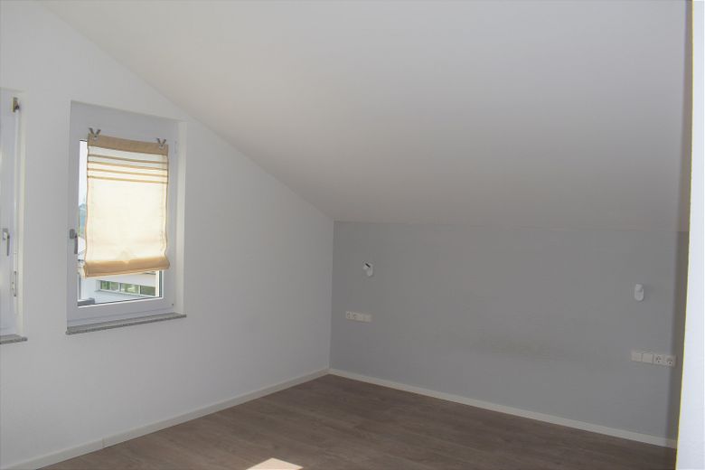 Casa bifamiliare senza provvigioni in posizione eccellente - periferia del paese, giardino, abitazione e eventualmente affitto – Schlafzimmer OG-Wohnung