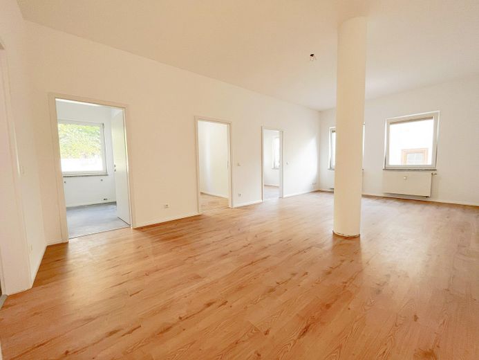 Hochwertiges Wellness-Bad - Komplett Saniert - Zentrale Lage in Ilsfeld - Inkl. EBK & Stellplatz – Heller, offener Wohn-/Essberei